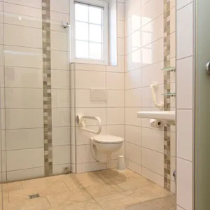 Barrierefreies Zimmer mit Dusche und WC