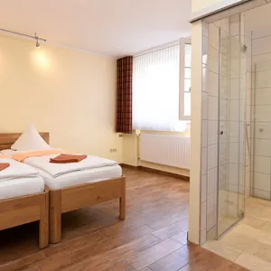 Unser barrierefreies Zimmer mit Dusche und WC