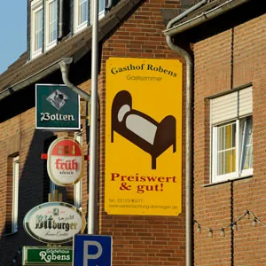 Unser Gasthof zur Straßenseite mit dem gelben Schild zu Ihrer Orientierung