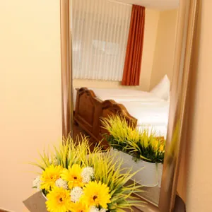 Wandspiegel im Gästezimmer